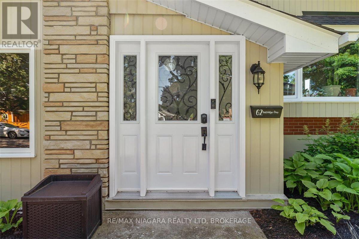 Property at 62 OAKRIDGE CRESCENT E image 4