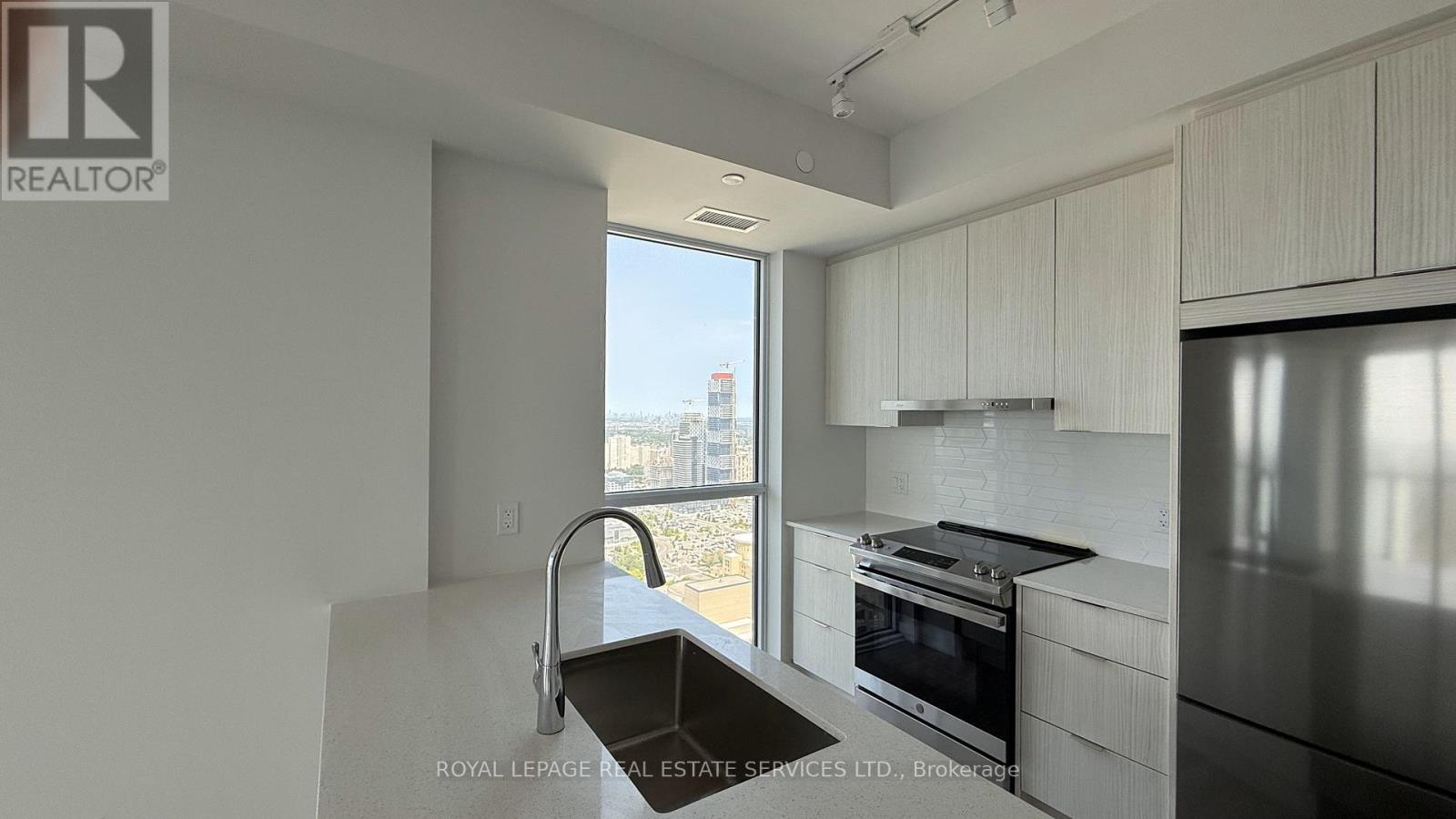 4311 - 430 Square One Drive, Mississauga, Ontario  L5B 0L6 - Photo 8 - W12223268