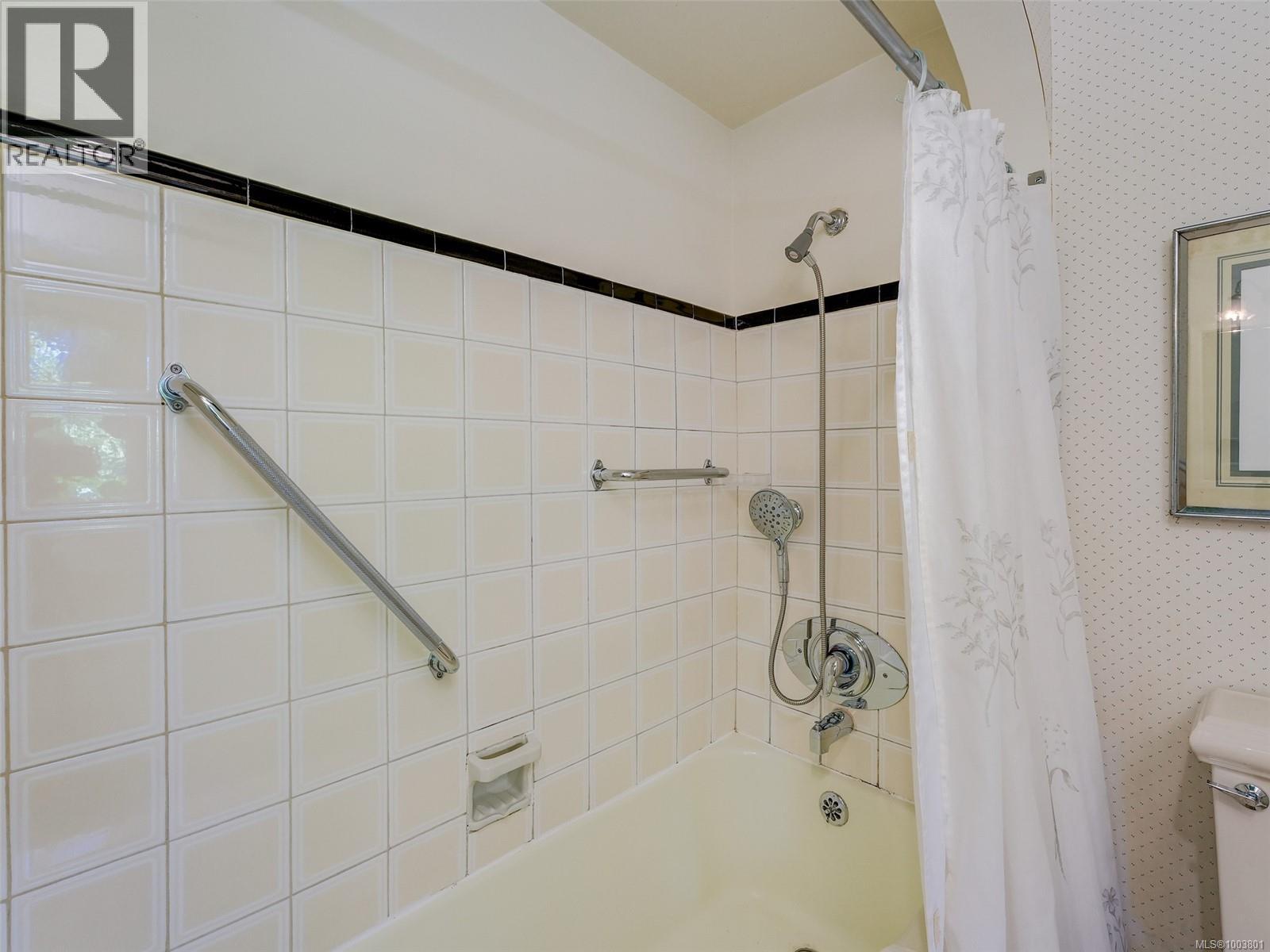 Property at 4590 Torquay Rd image 3