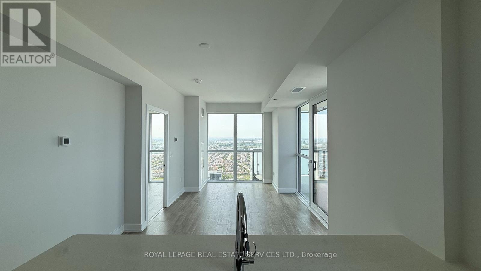 3811 - 430 Square One Drive, Mississauga, Ontario  L5B 0L6 - Photo 9 - W12223258