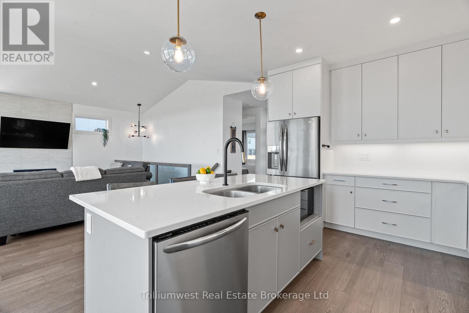 155 Mcleod Street, North Middlesex, Ontario  N0M 2K0 - Photo 16 - X12227872