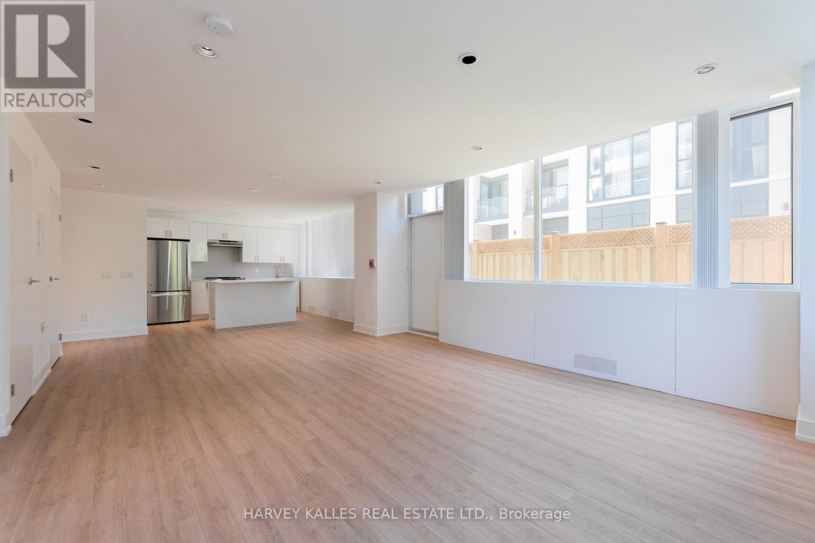 104 - 289 THE KINGSWAY, Toronto, Ontario