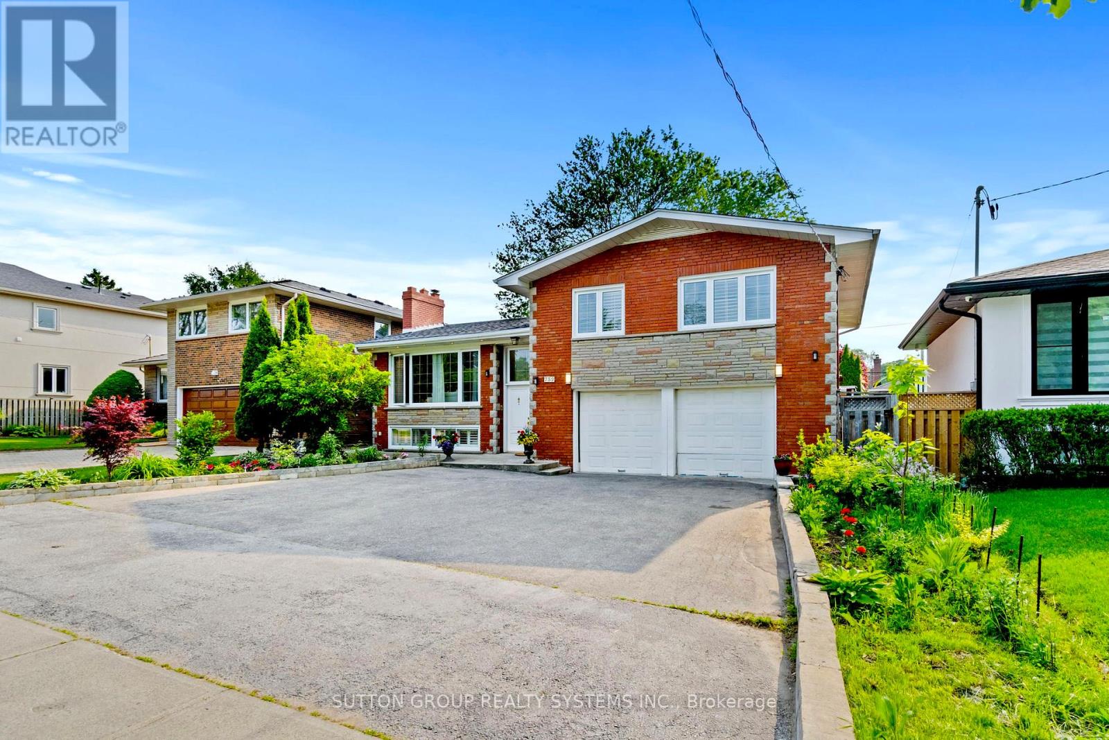 Property at 732 ROYAL YORK ROAD image 2