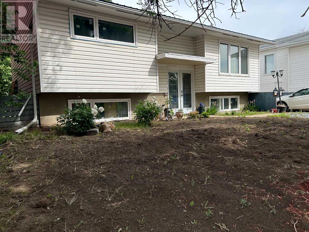 Property at 424 2 Street W image 3