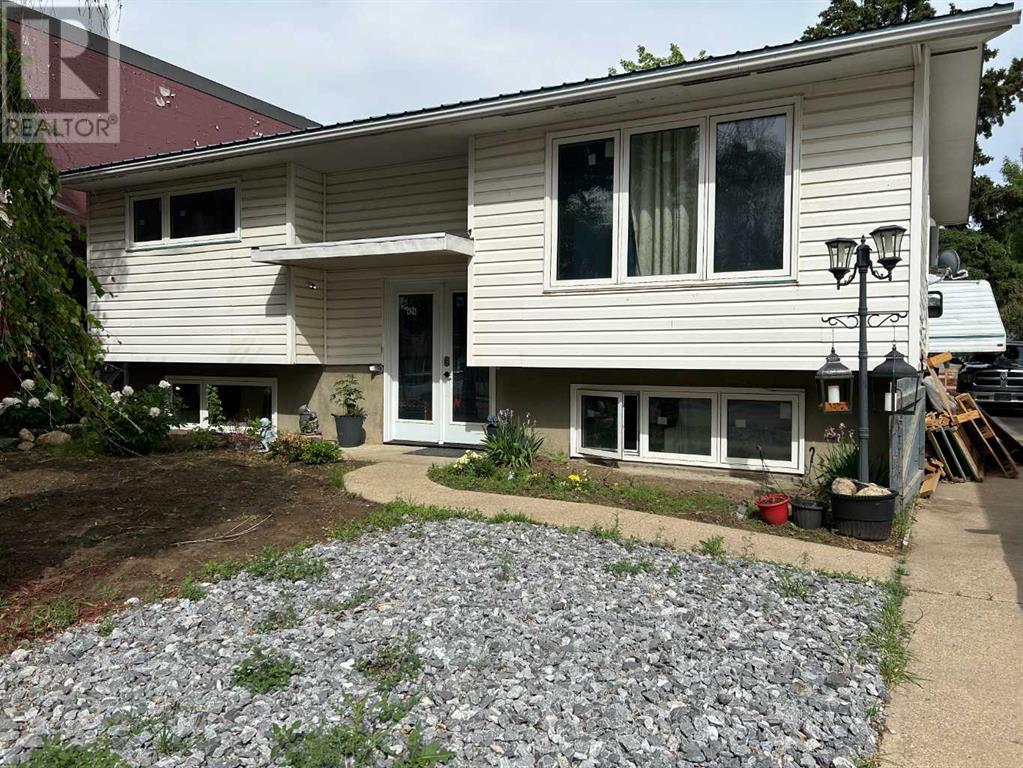 Property at 424 2 Street W image 2