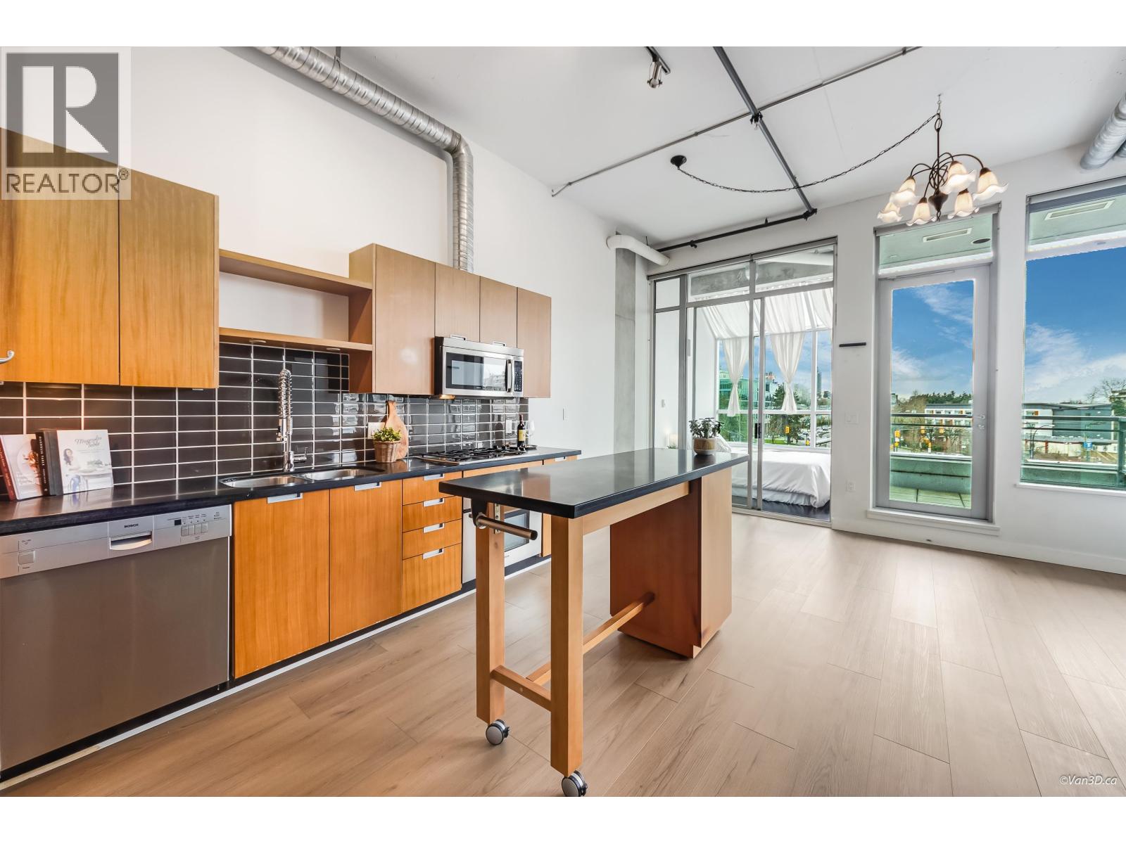 307 495 W 6TH AVENUE, vancouver, British Columbia V5Y1L3