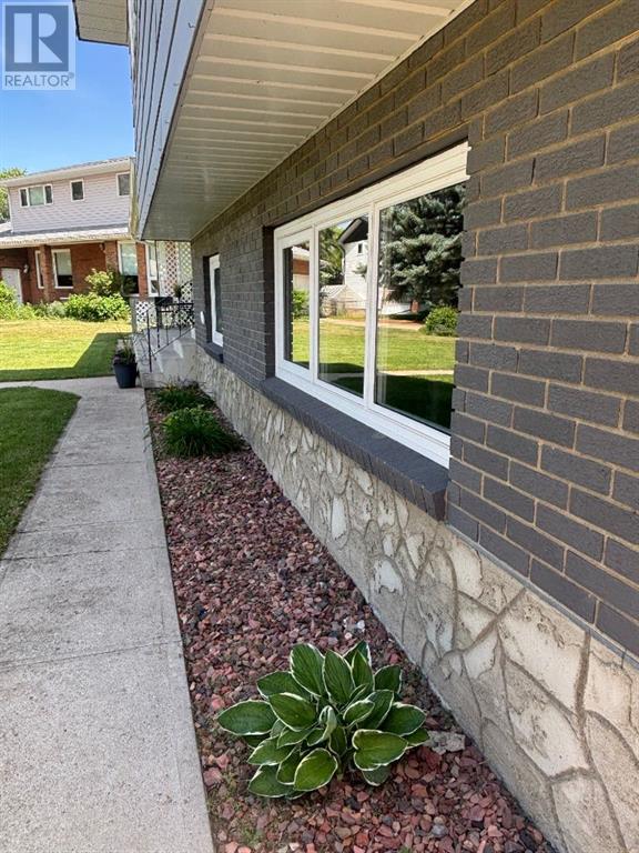 Property at 8 Sara King Court E image 2
