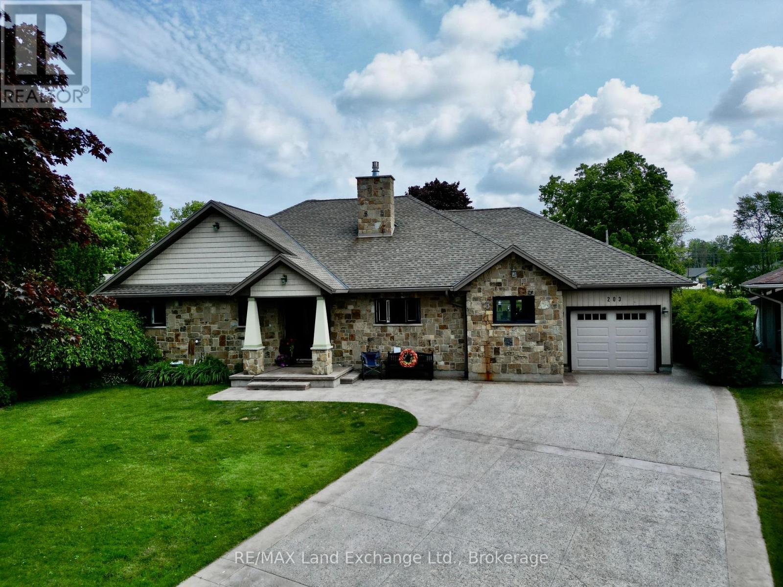 203 Campbell Crescent, Kincardine, Ontario  N2Z 1B9 - Photo 2 - X12228048