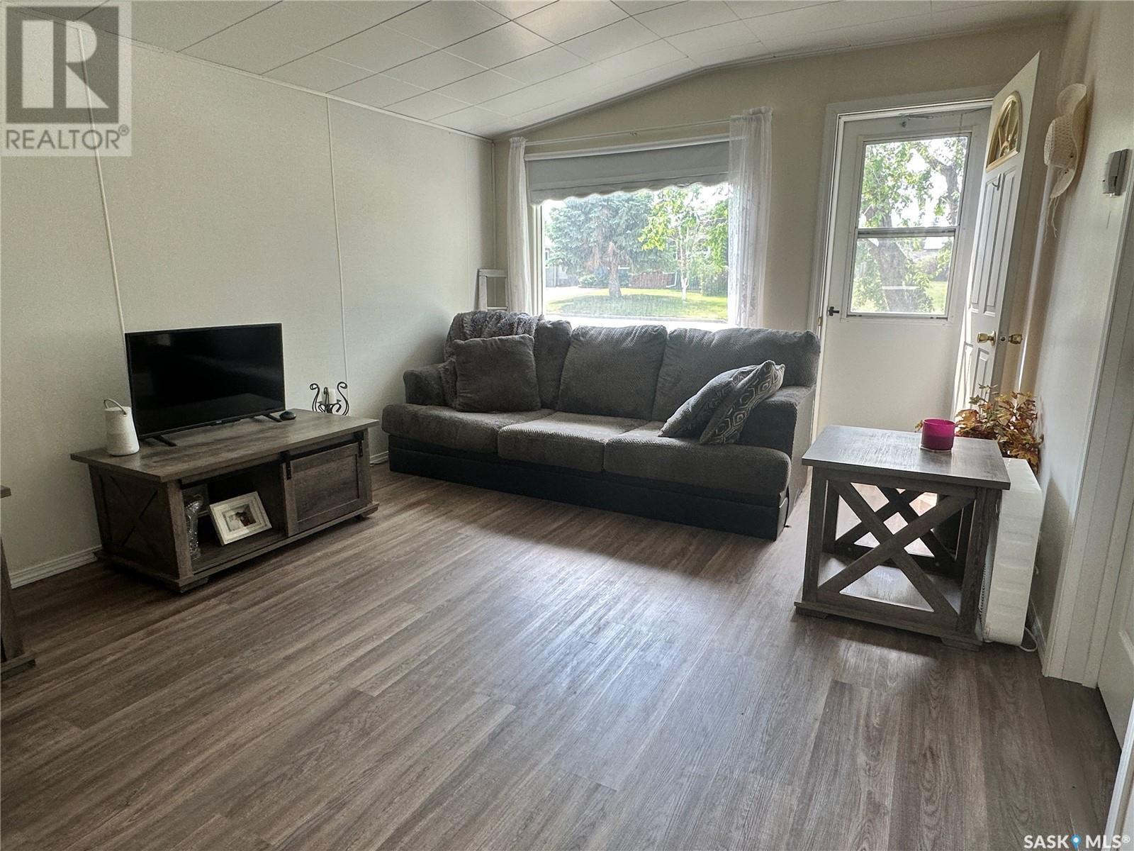 510 7th Street E, Wynyard, Saskatchewan  S0A 4T0 - Photo 2 - SK008933