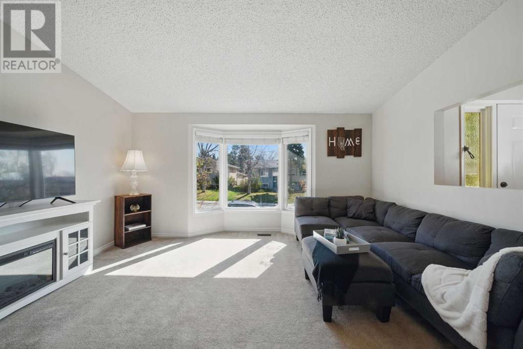 Property at 828 Hunterston Crescent NW image 3