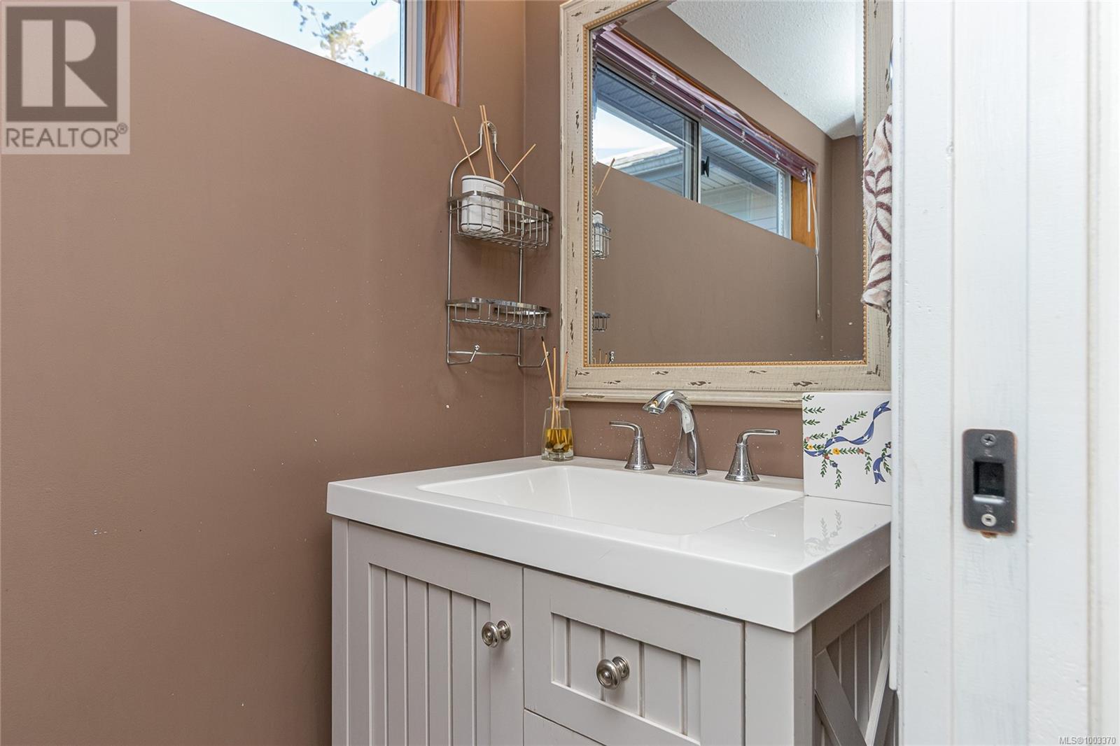 Property at 180 Canterbury Cres image 3