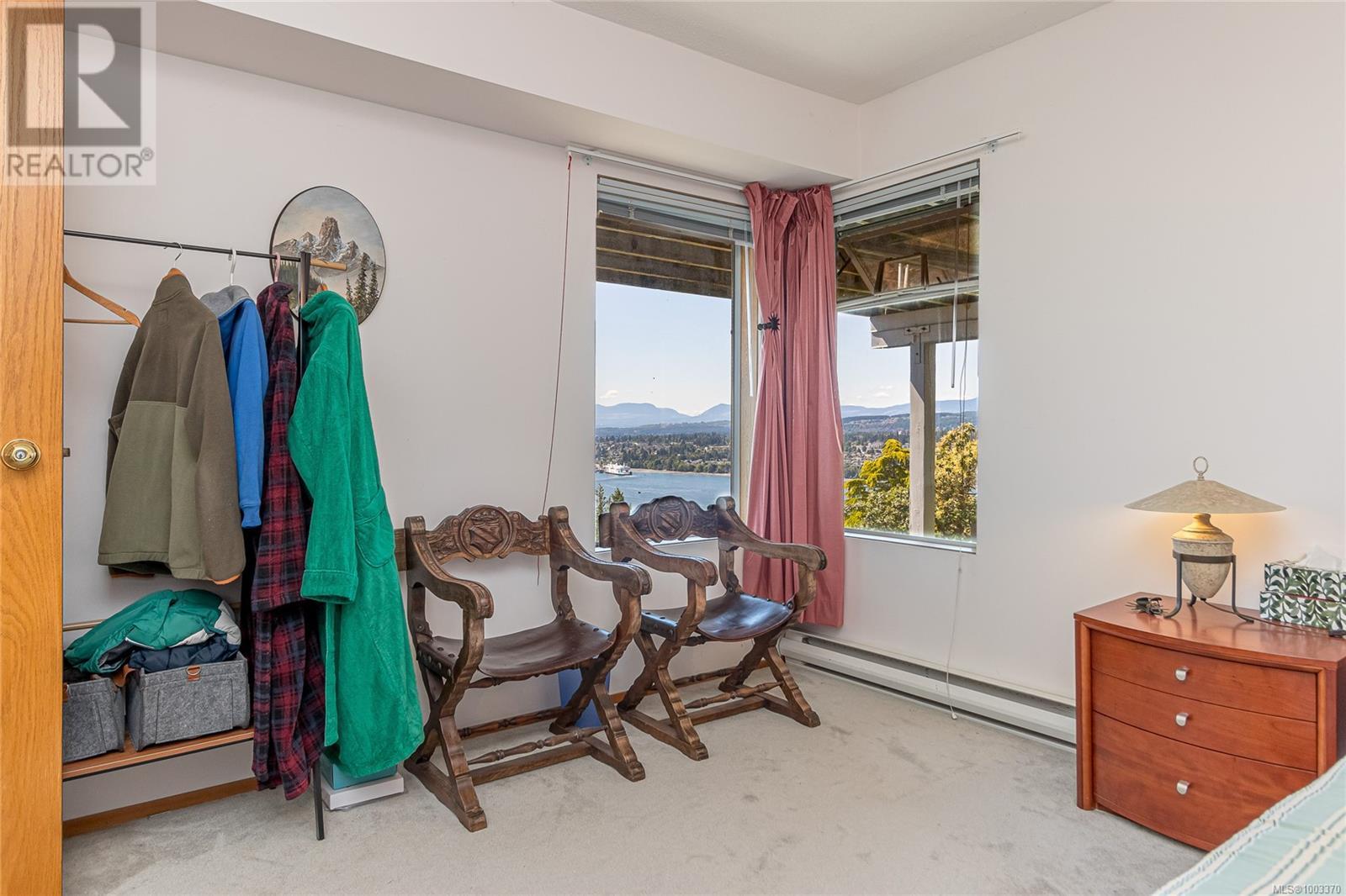 Property at 180 Canterbury Cres image 4