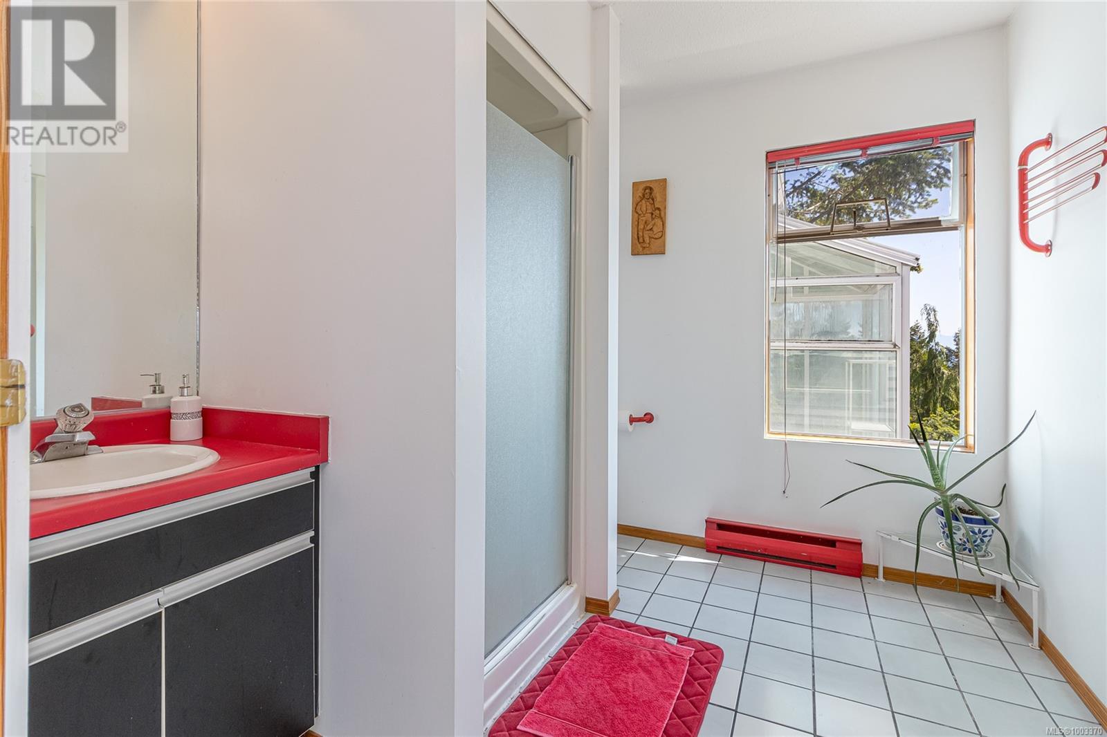 Property at 180 Canterbury Cres image 5