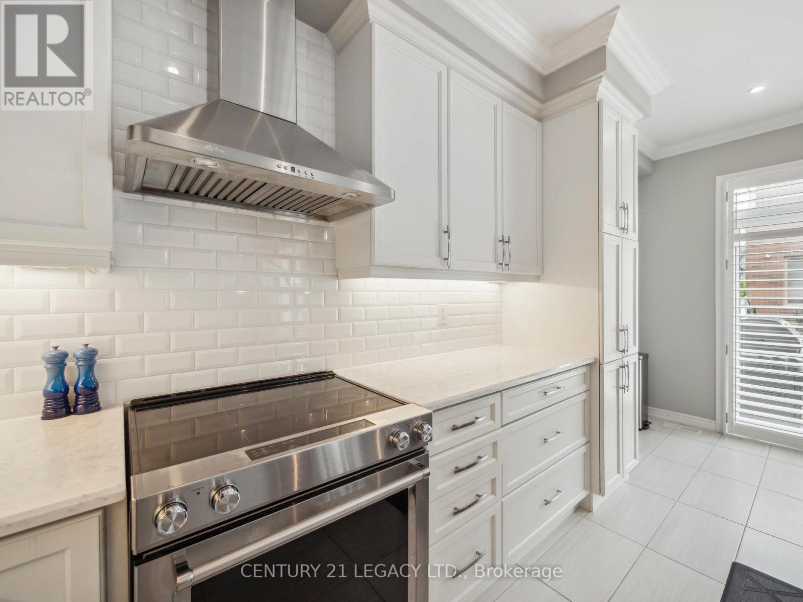 53 Chessington Avenue, East Gwillimbury, Ontario  L9N 0R5 - Photo 10 - N12228162