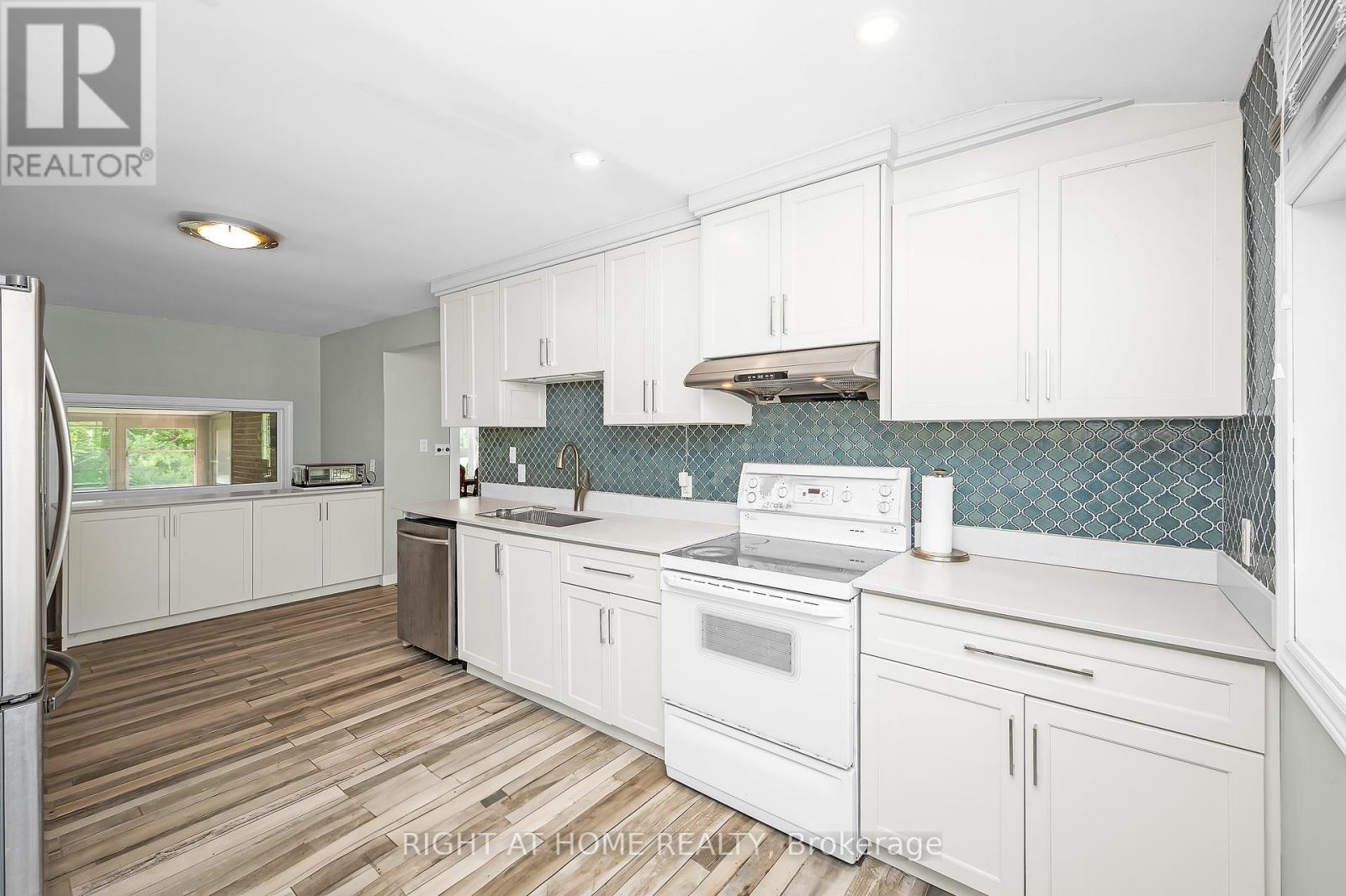 85 Robinhood Drive, Hamilton (Dundas), Ontario  L9H 4G2 - Photo 11 - X12228259
