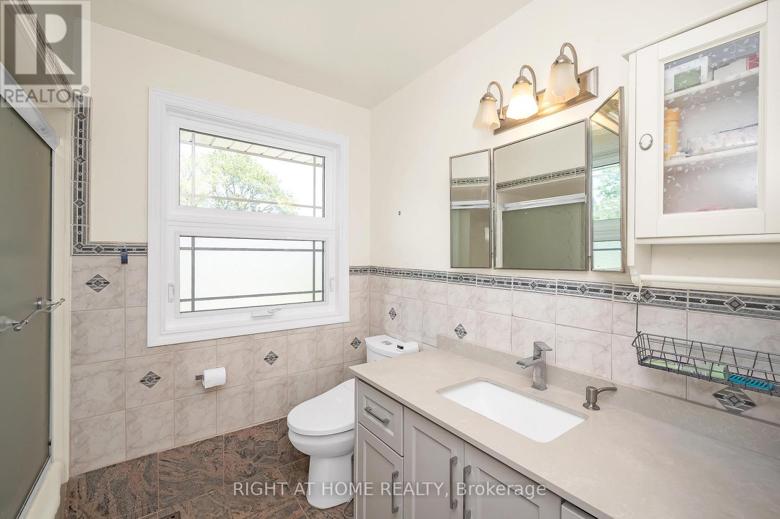 85 Robinhood Drive, Hamilton (Dundas), Ontario  L9H 4G2 - Photo 21 - X12228259