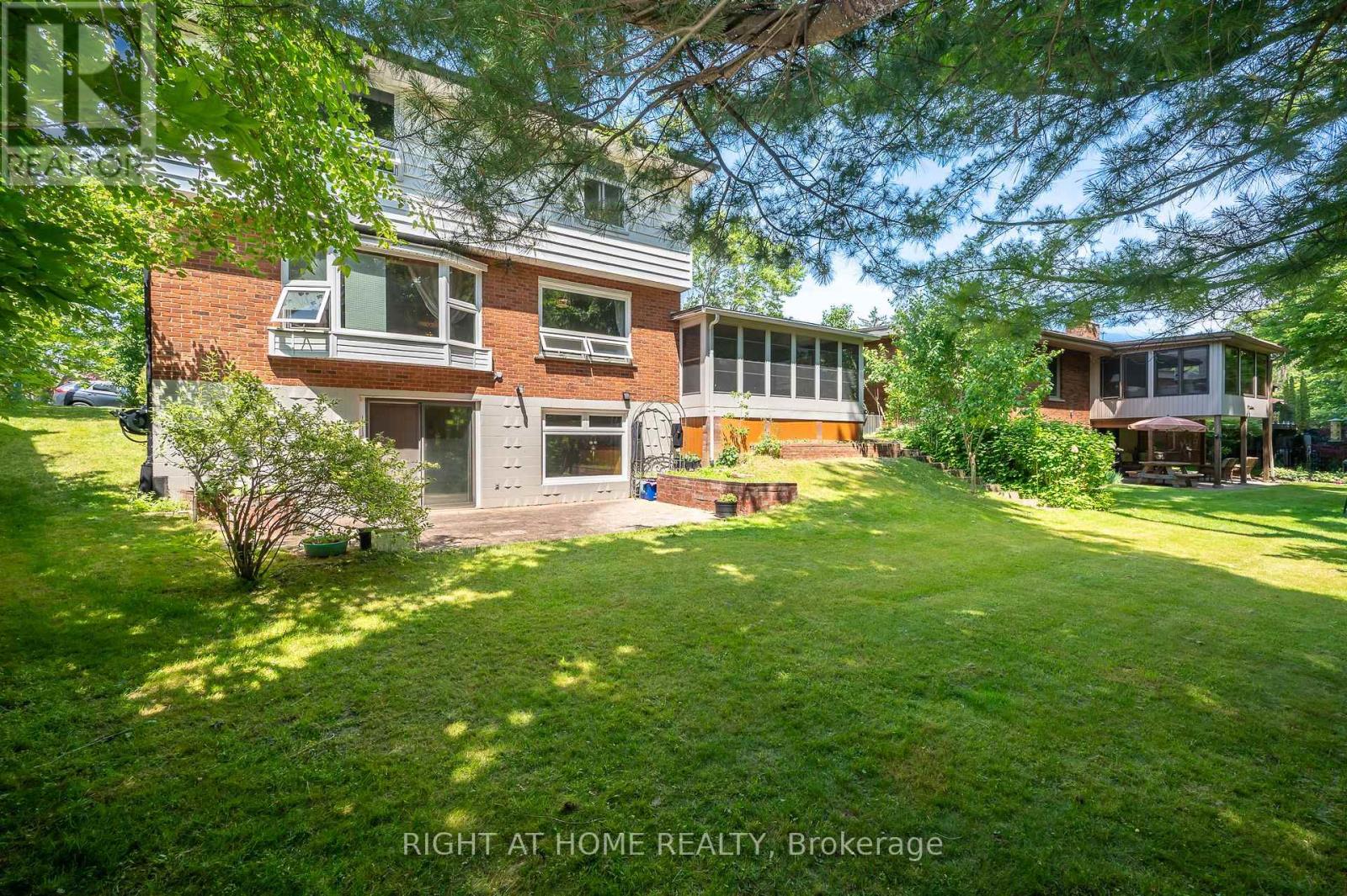 85 Robinhood Drive, Hamilton (Dundas), Ontario  L9H 4G2 - Photo 40 - X12228259