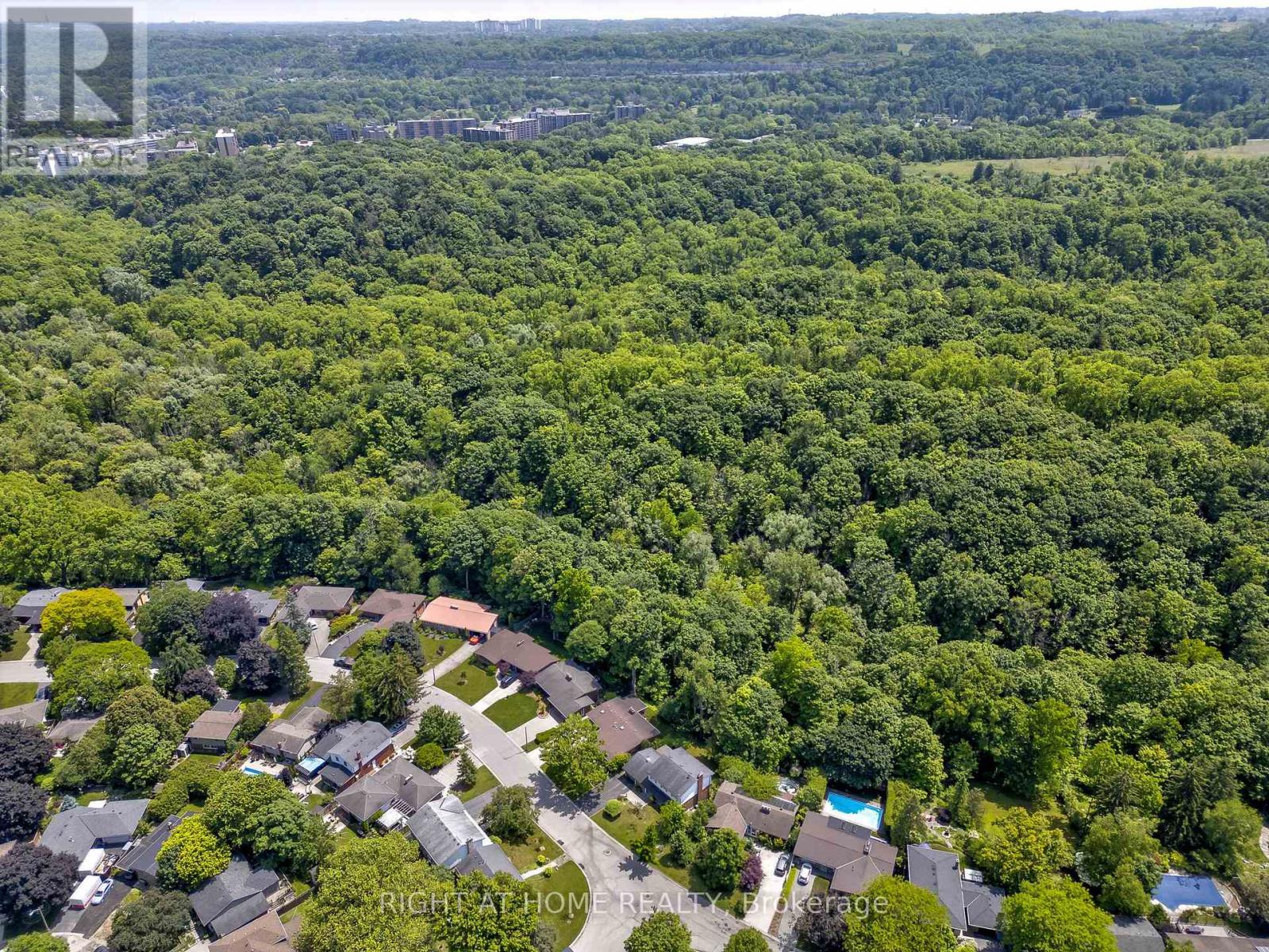 85 Robinhood Drive, Hamilton (Dundas), Ontario  L9H 4G2 - Photo 45 - X12228259