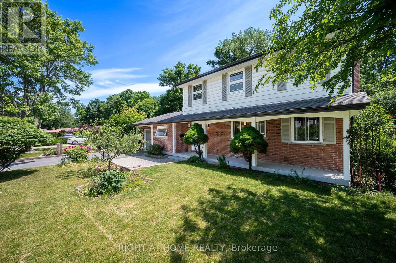 85 Robinhood Drive, Hamilton (Dundas), Ontario  L9H 4G2 - Photo 6 - X12228259