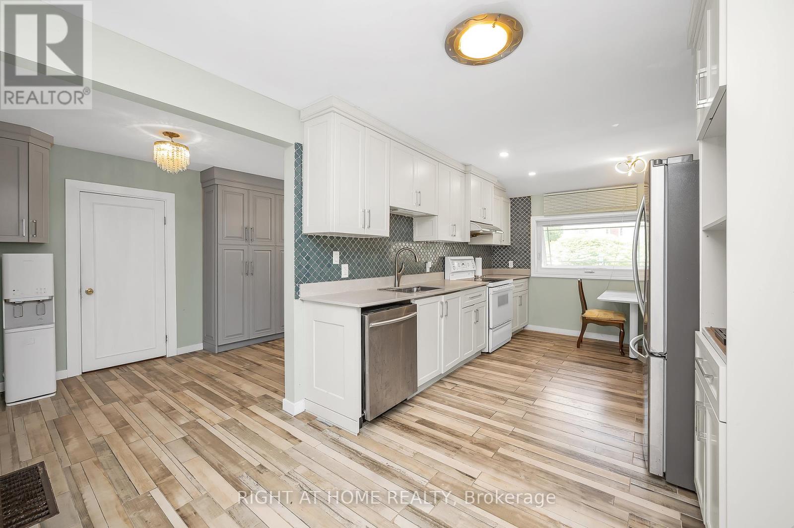 85 Robinhood Drive, Hamilton (Dundas), Ontario  L9H 4G2 - Photo 8 - X12228259