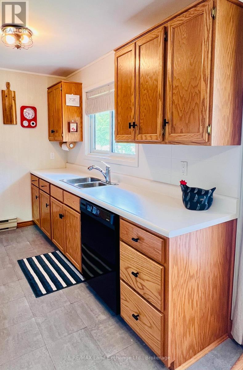 401 Oki Court, Huron-Kinloss, Ontario  N2Z 2X3 - Photo 11 - X12220802