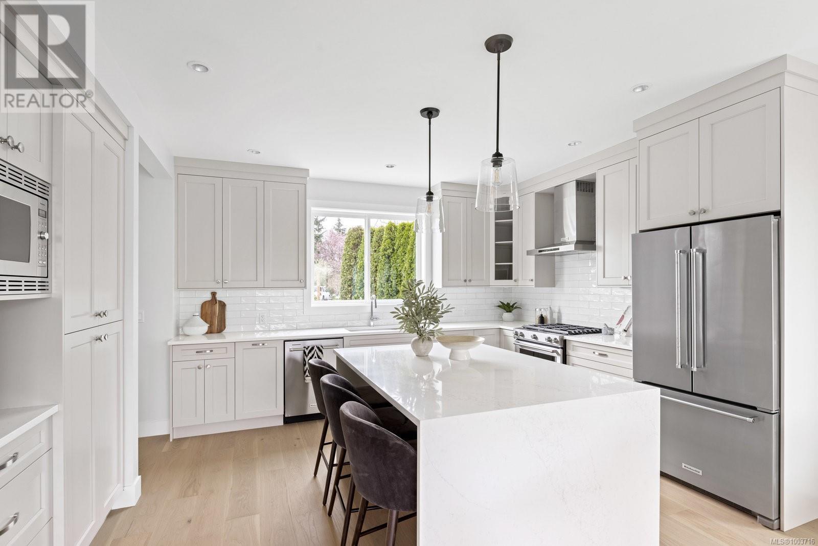 Property at 2306 Grove Cres image 2