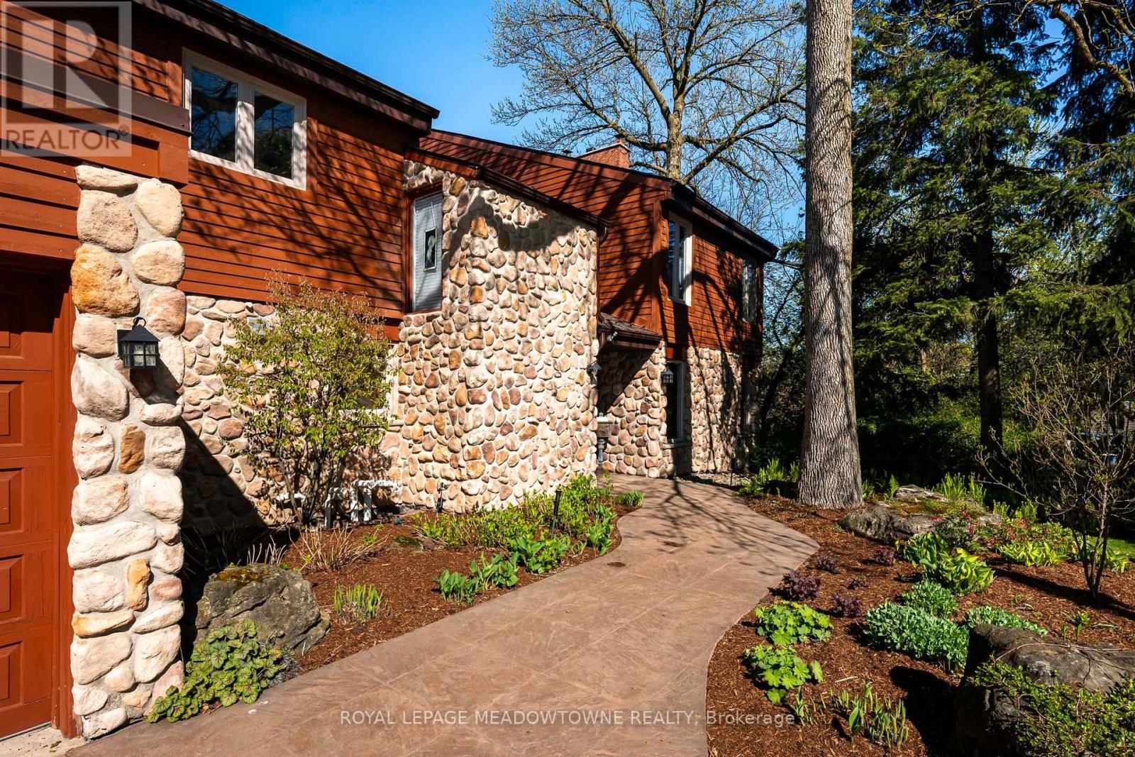 Property at 28 PINE TREE CRESCENT image 4