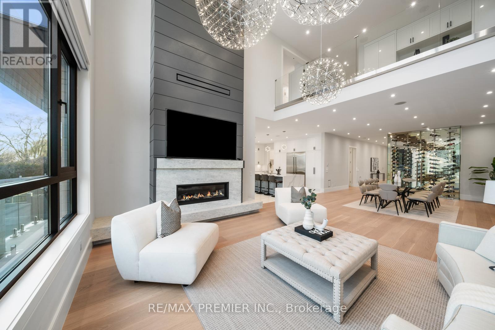 33 Cornelius Parkway, Toronto, Ontario  M6L 2K2 - Photo 13 - W12228001