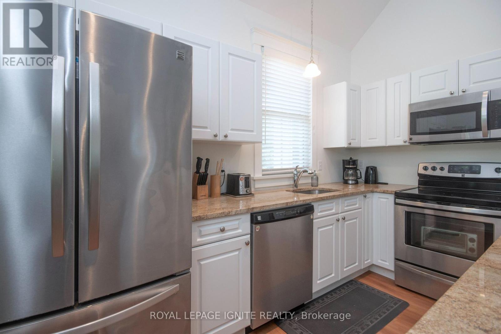 208 - 19 Summer Village Lane, Prince Edward County (Athol), Ontario  K0K 1P0 - Photo 10 - X12219067