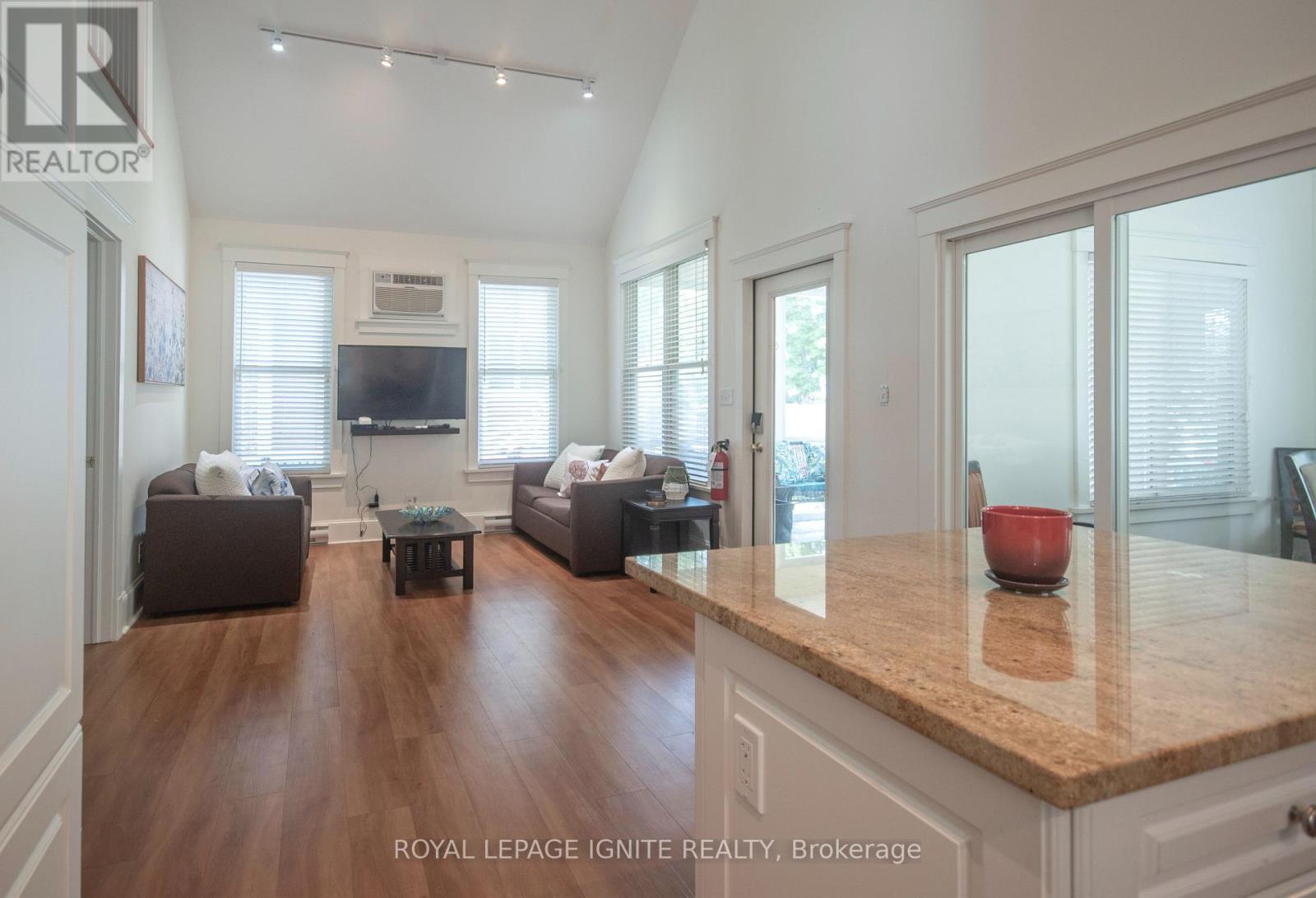 208 - 19 Summer Village Lane, Prince Edward County (Athol), Ontario  K0K 1P0 - Photo 6 - X12219067
