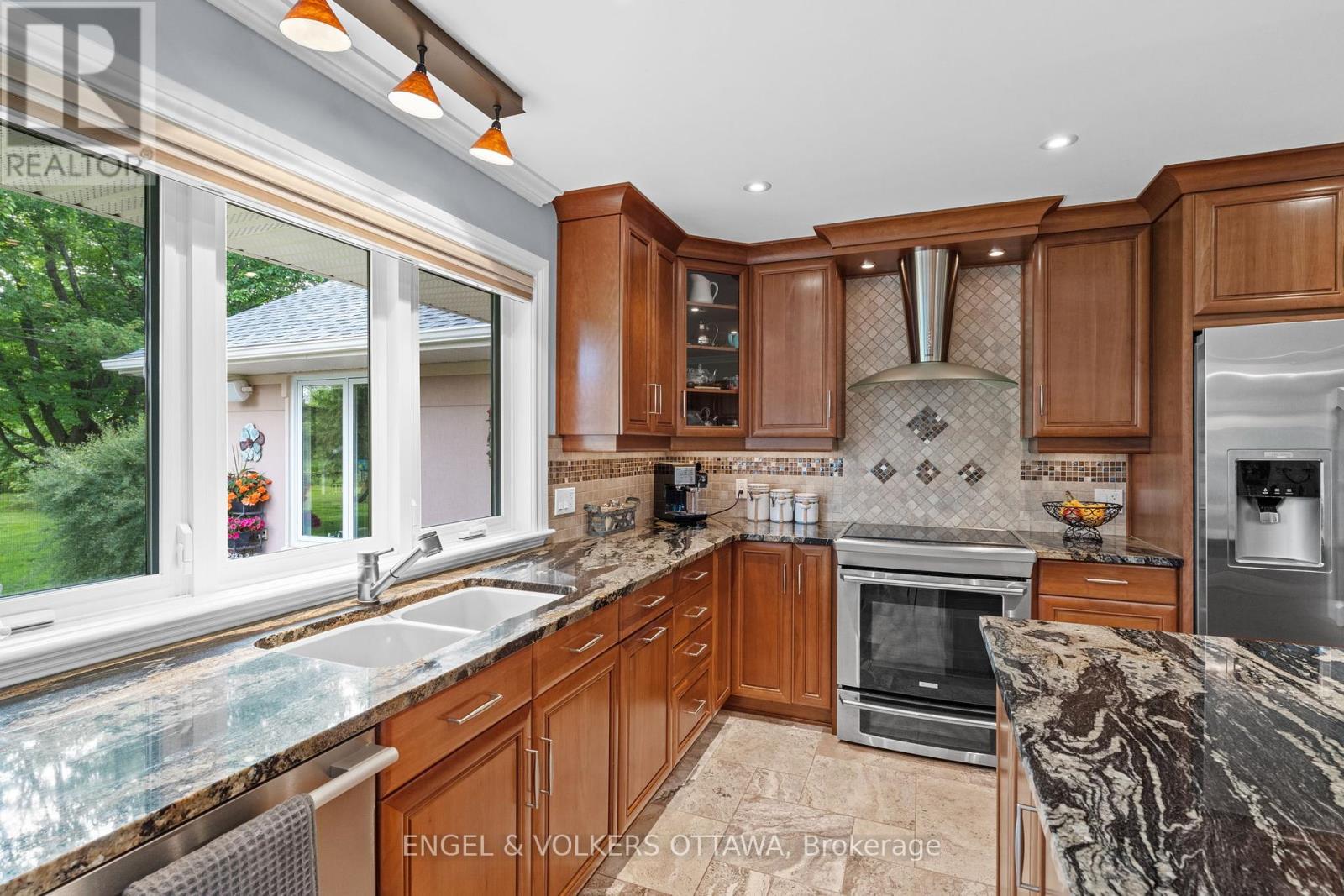 24 Doris Avenue, Ottawa, Ontario  K1T 3W8 - Photo 12 - X12228876
