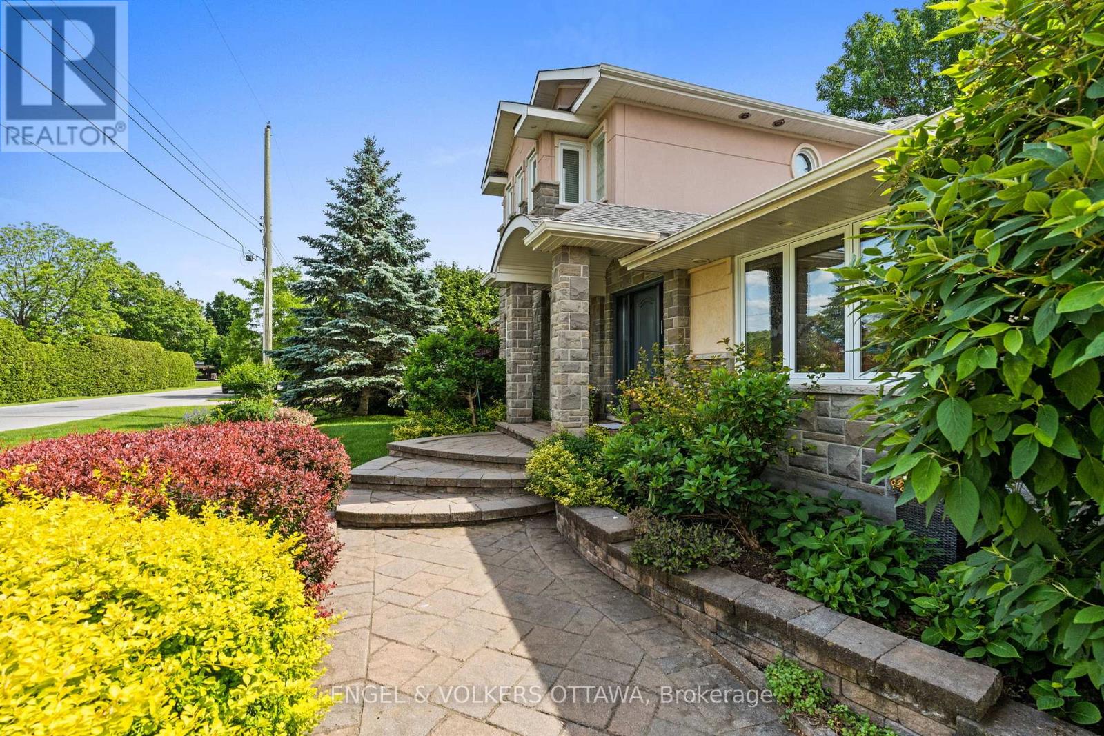 24 Doris Avenue, Ottawa, Ontario  K1T 3W8 - Photo 2 - X12228876