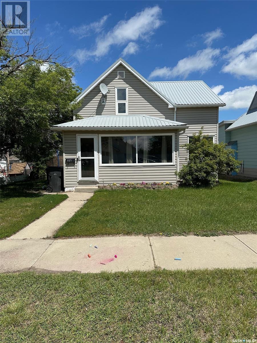 921 3rd Street, Estevan, Saskatchewan S4A 0R2 - Photo 1 - SK009641