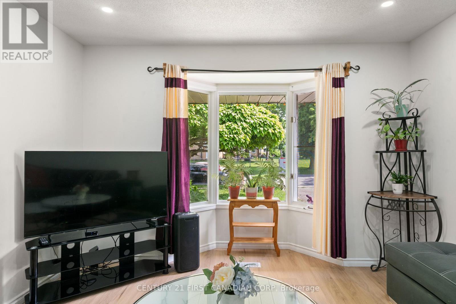 139 Kimberley Avenue, London South (South J), Ontario  N5Z 4Z2 - Photo 6 - X12229168