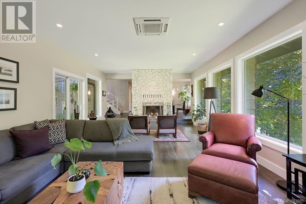 Property at 956 Royal Oak Dr image 3