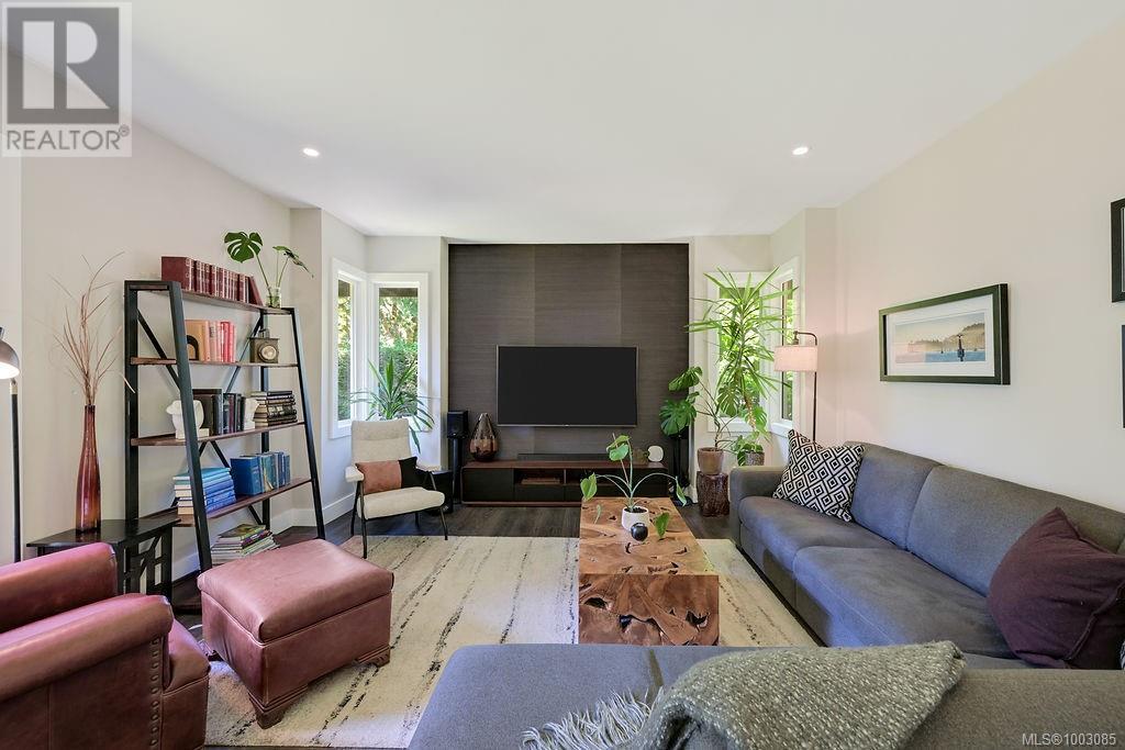 Property at 956 Royal Oak Dr image 1