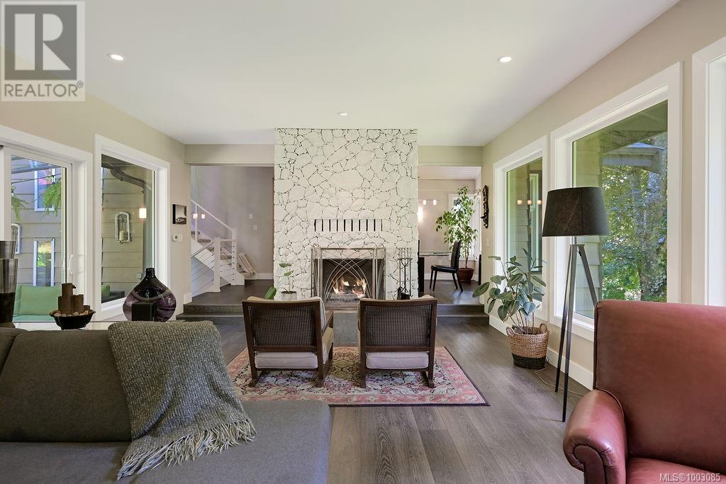 Property at 956 Royal Oak Dr image 4