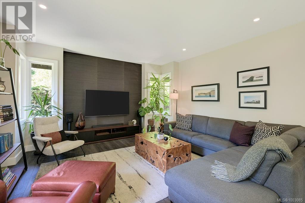 Property at 956 Royal Oak Dr image 2