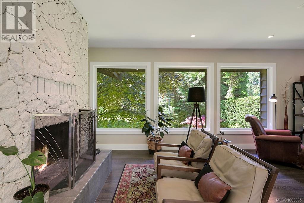 Property at 956 Royal Oak Dr image 5