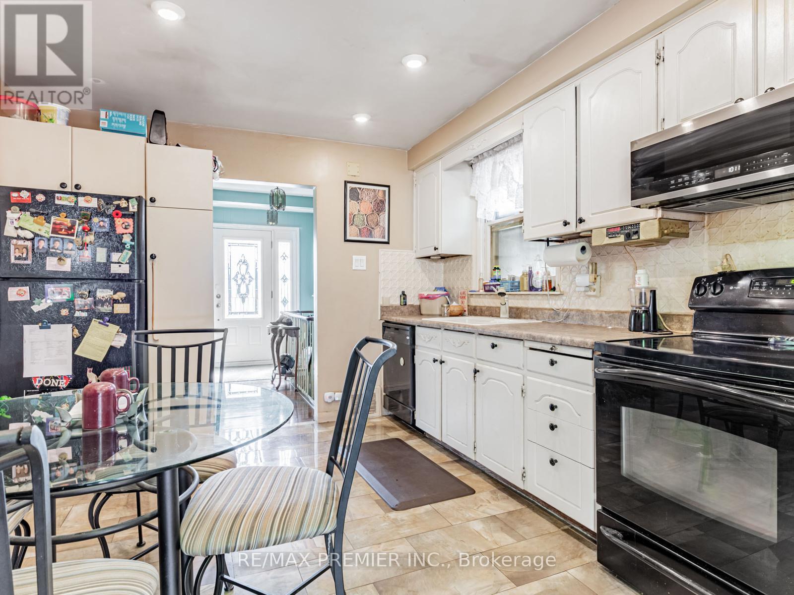 16 Goddard Street, Toronto (Bathurst Manor), Ontario  M3H 5C6 - Photo 10 - C12228857