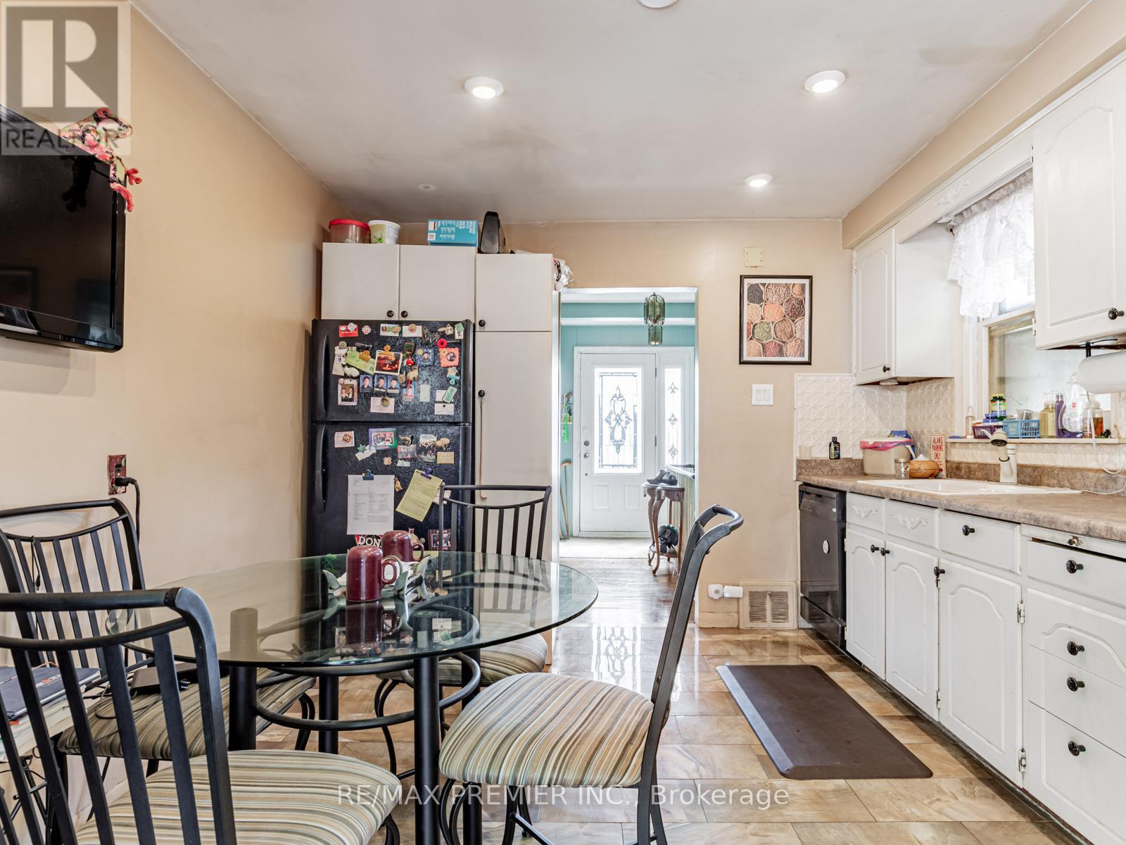 16 Goddard Street, Toronto (Bathurst Manor), Ontario  M3H 5C6 - Photo 11 - C12228857