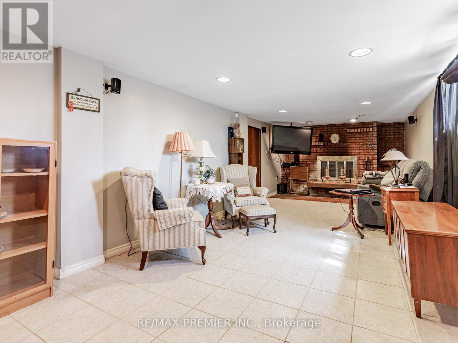 16 Goddard Street, Toronto (Bathurst Manor), Ontario  M3H 5C6 - Photo 18 - C12228857