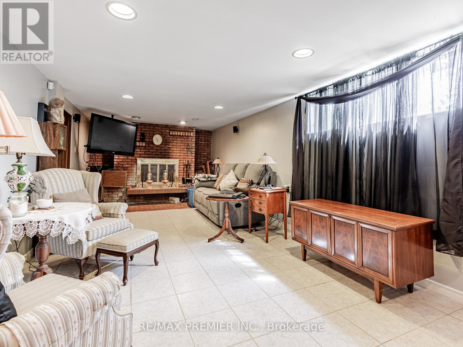 16 Goddard Street, Toronto (Bathurst Manor), Ontario  M3H 5C6 - Photo 20 - C12228857