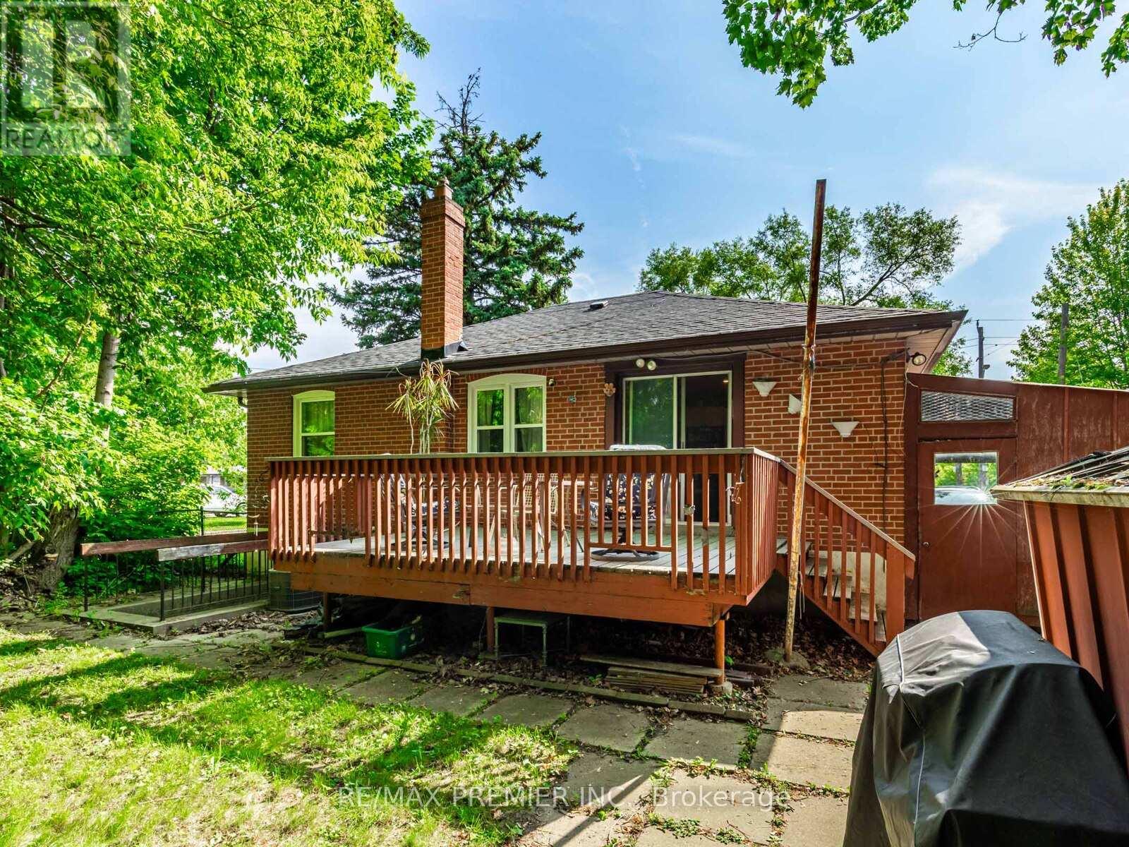 16 Goddard Street, Toronto (Bathurst Manor), Ontario  M3H 5C6 - Photo 22 - C12228857