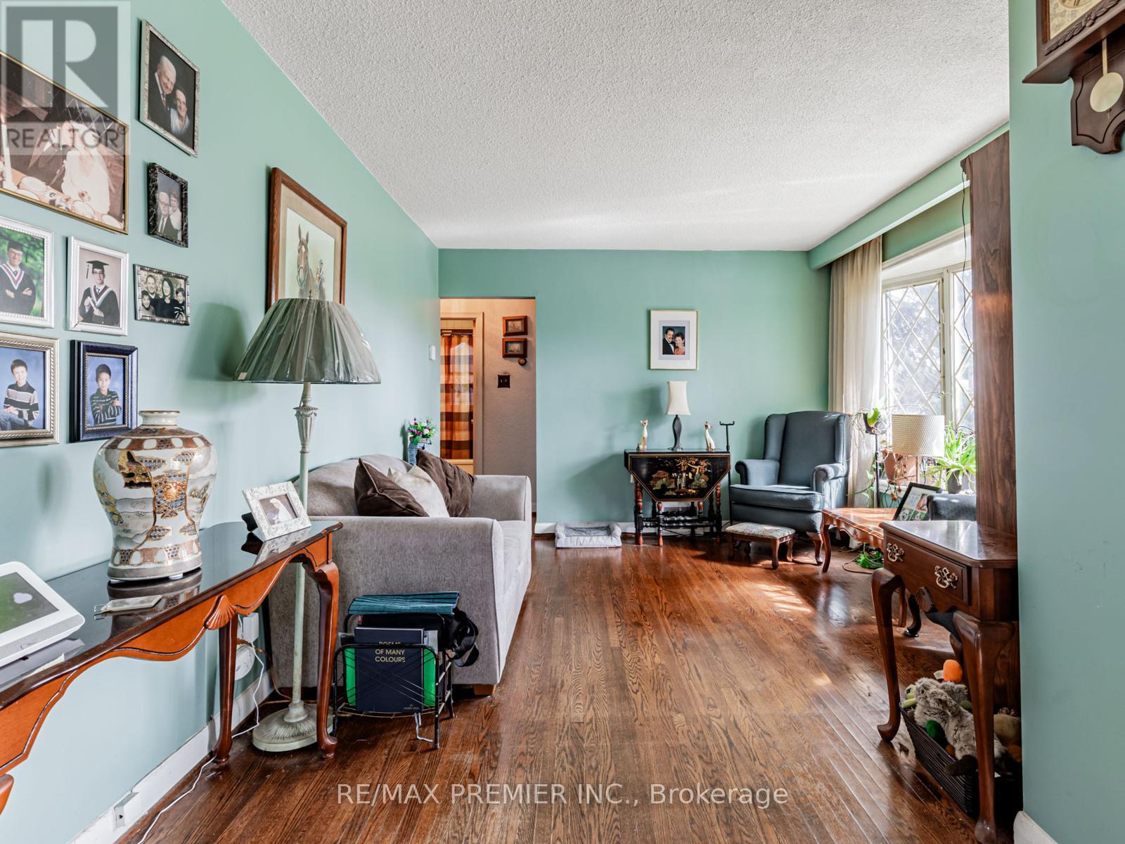 16 Goddard Street, Toronto (Bathurst Manor), Ontario  M3H 5C6 - Photo 8 - C12228857