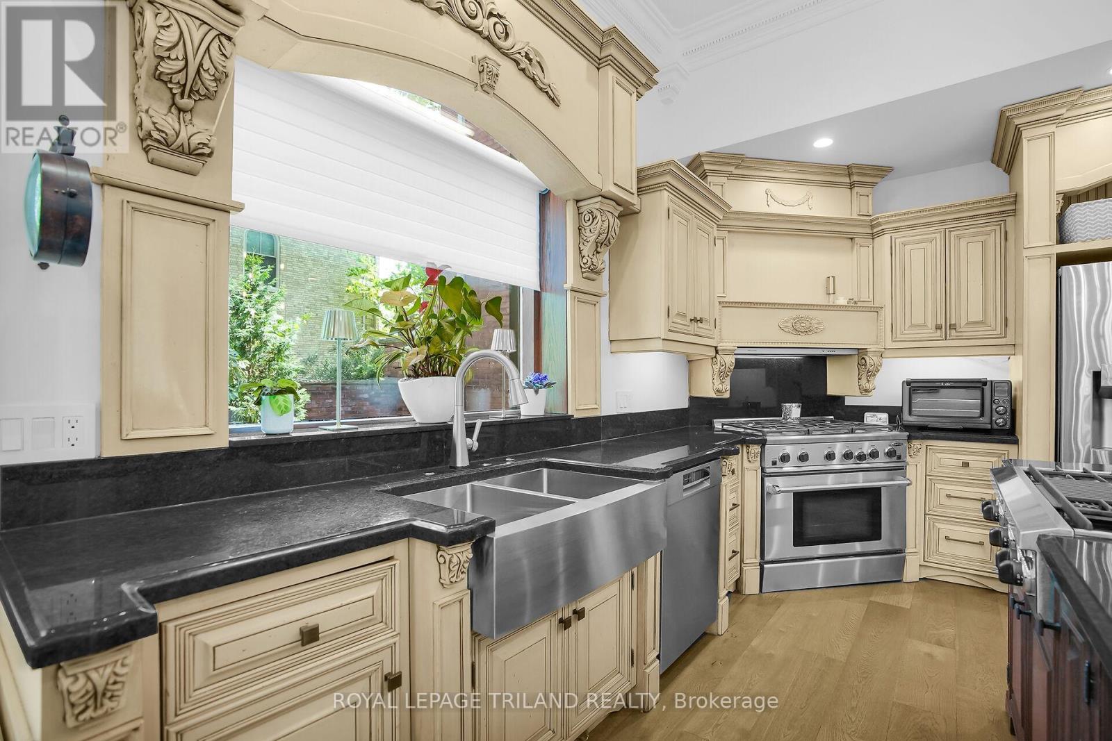 512 Colborne Street, London East, Ontario  N6B 2T5 - Photo 19 - X12229262