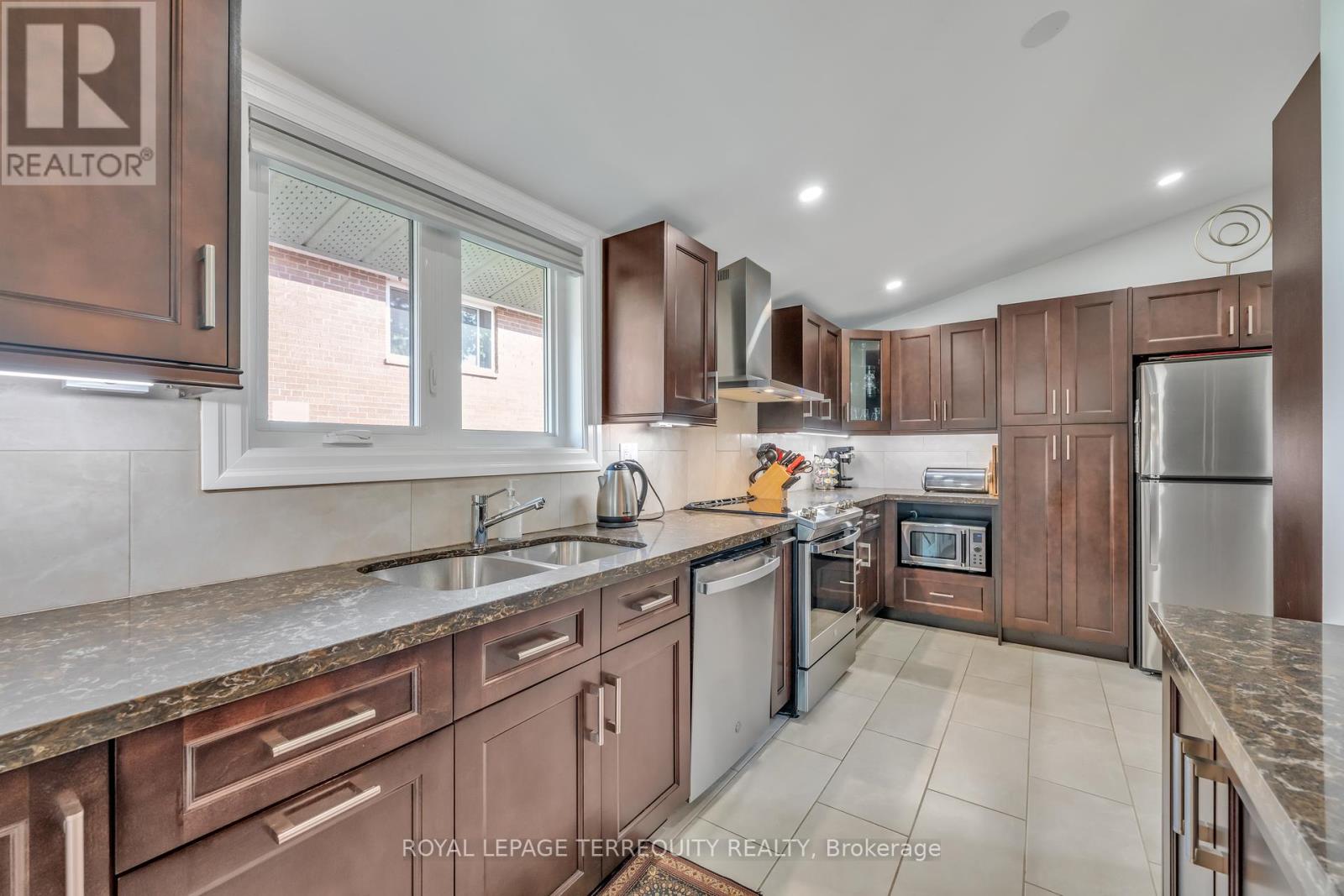 130 Verobeach Boulevard, Toronto (Humbermede), Ontario  M9M 1R1 - Photo 11 - W12228592