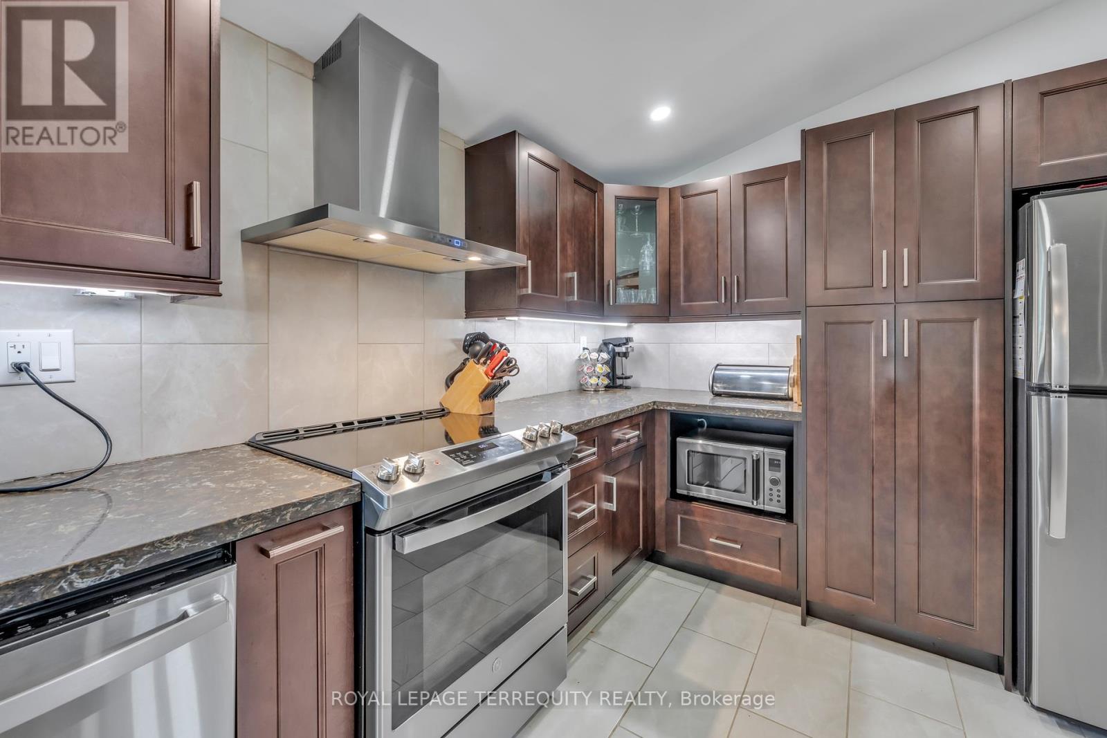 130 Verobeach Boulevard, Toronto (Humbermede), Ontario  M9M 1R1 - Photo 12 - W12228592