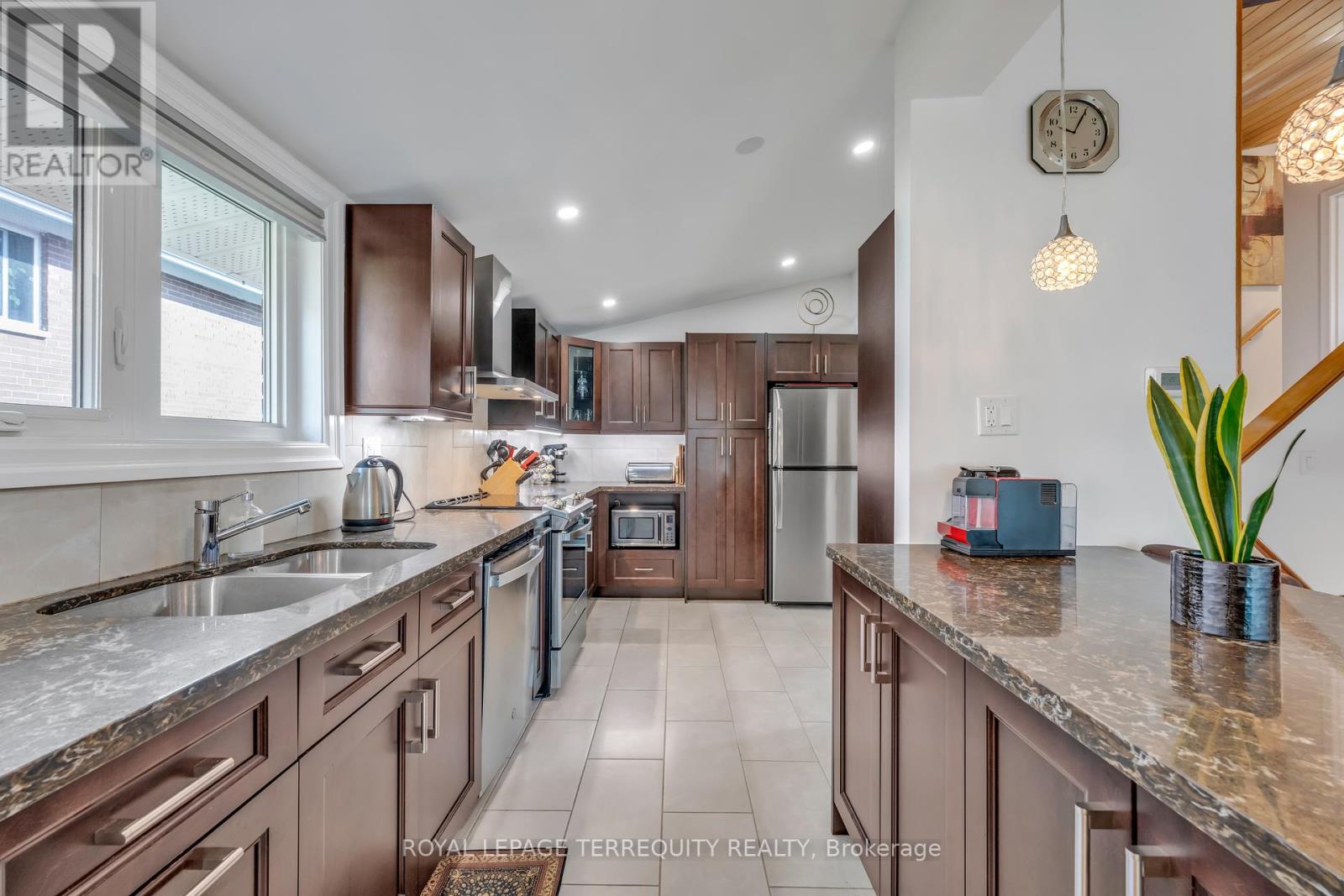 130 Verobeach Boulevard, Toronto (Humbermede), Ontario  M9M 1R1 - Photo 13 - W12228592