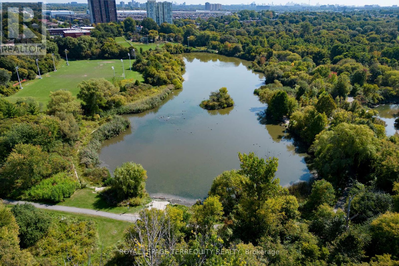 130 Verobeach Boulevard, Toronto (Humbermede), Ontario  M9M 1R1 - Photo 30 - W12228592